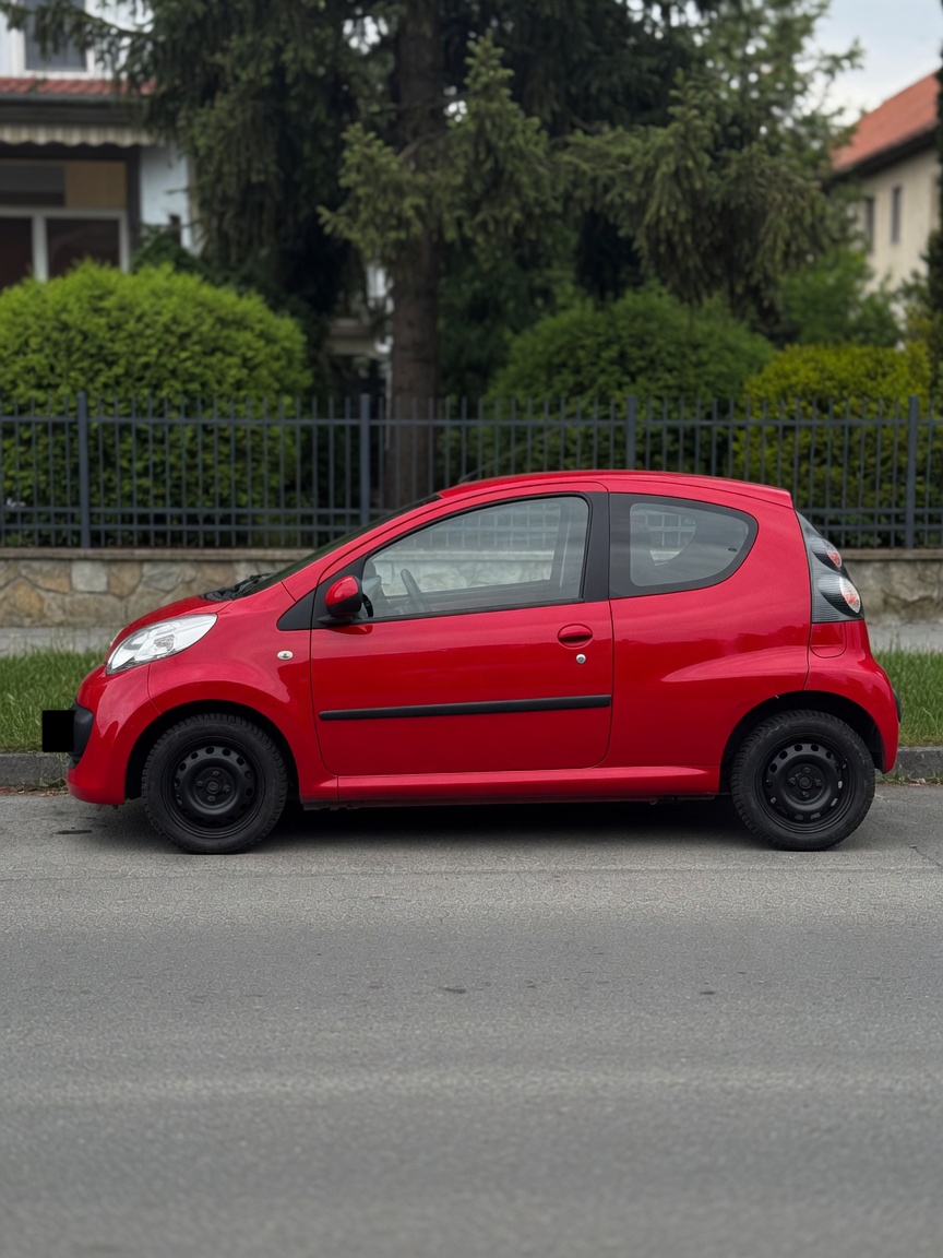 Citroën C1 červená — bok