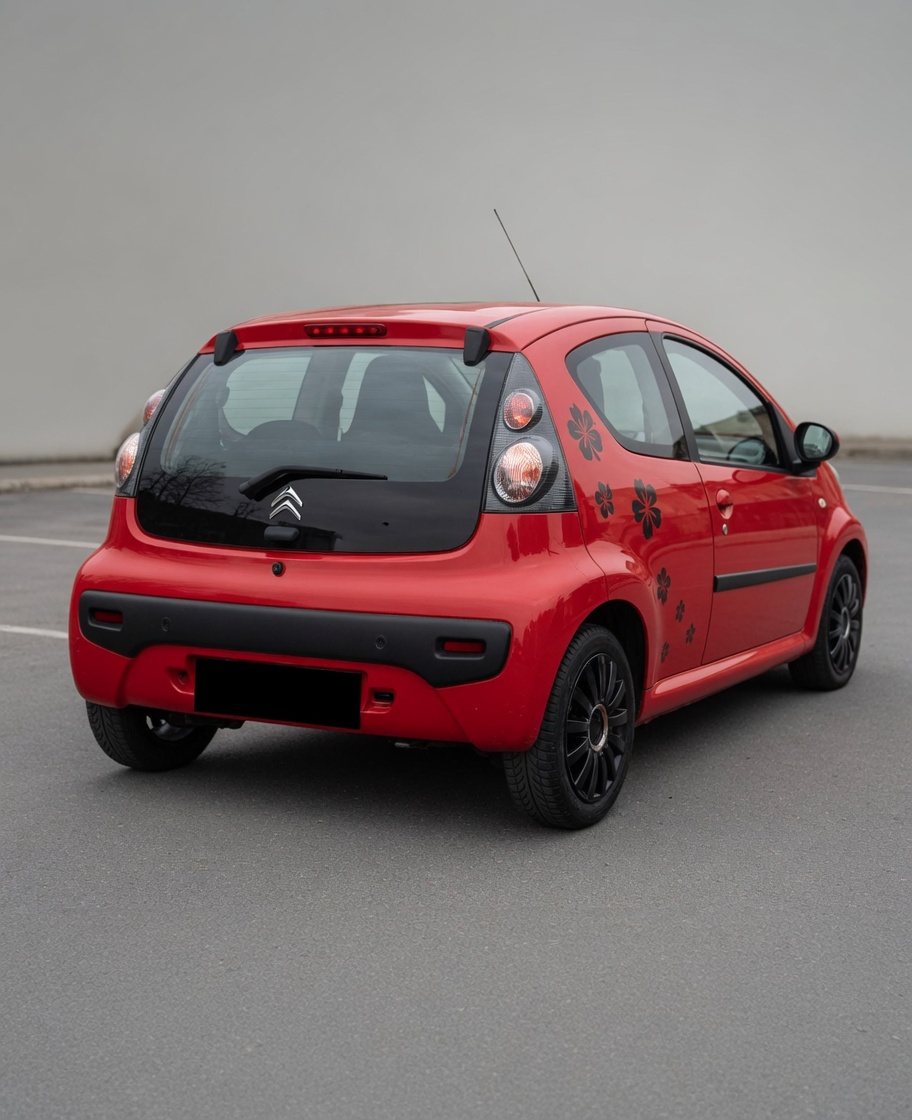 Citroën C1 červená s polepy — zadek