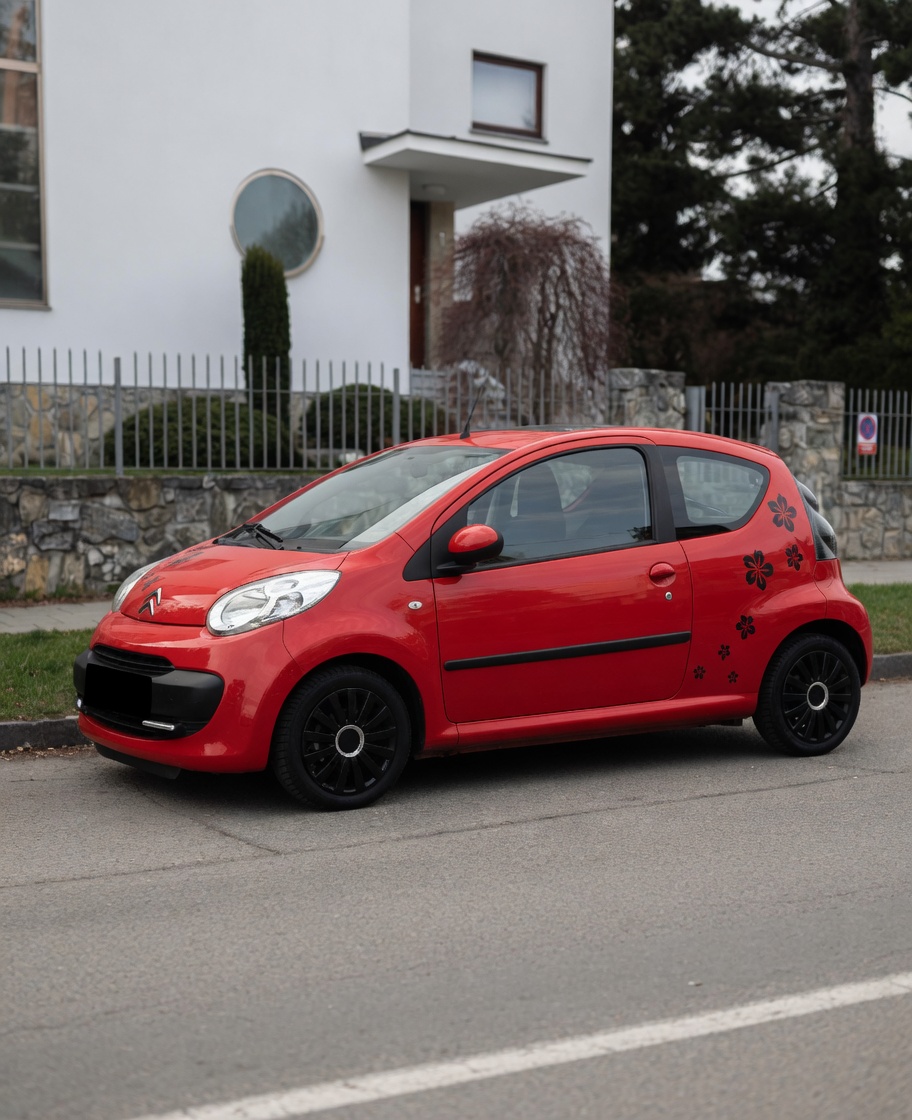 Citroën C1 červená s polepy — bok