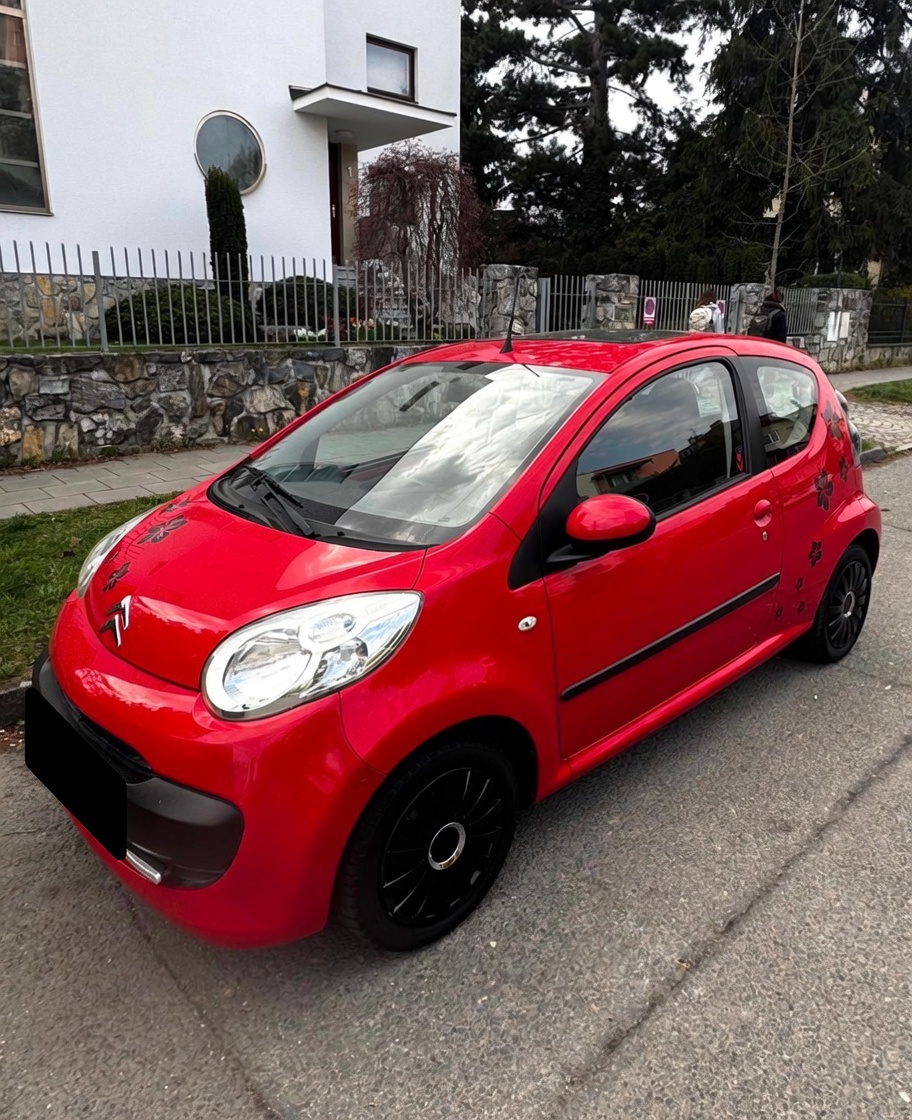 Citroën C1 červená s polepy — předek