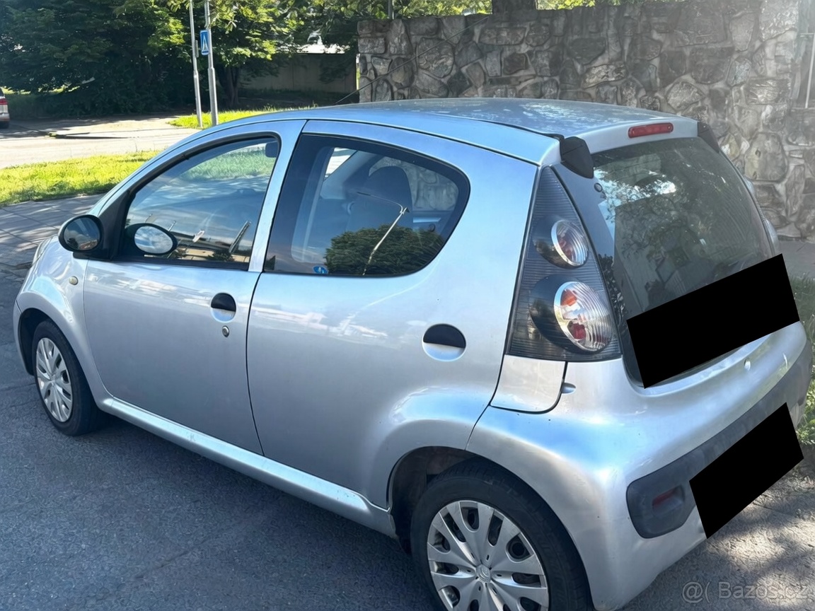 Citroën C1 stříbrná — zadek