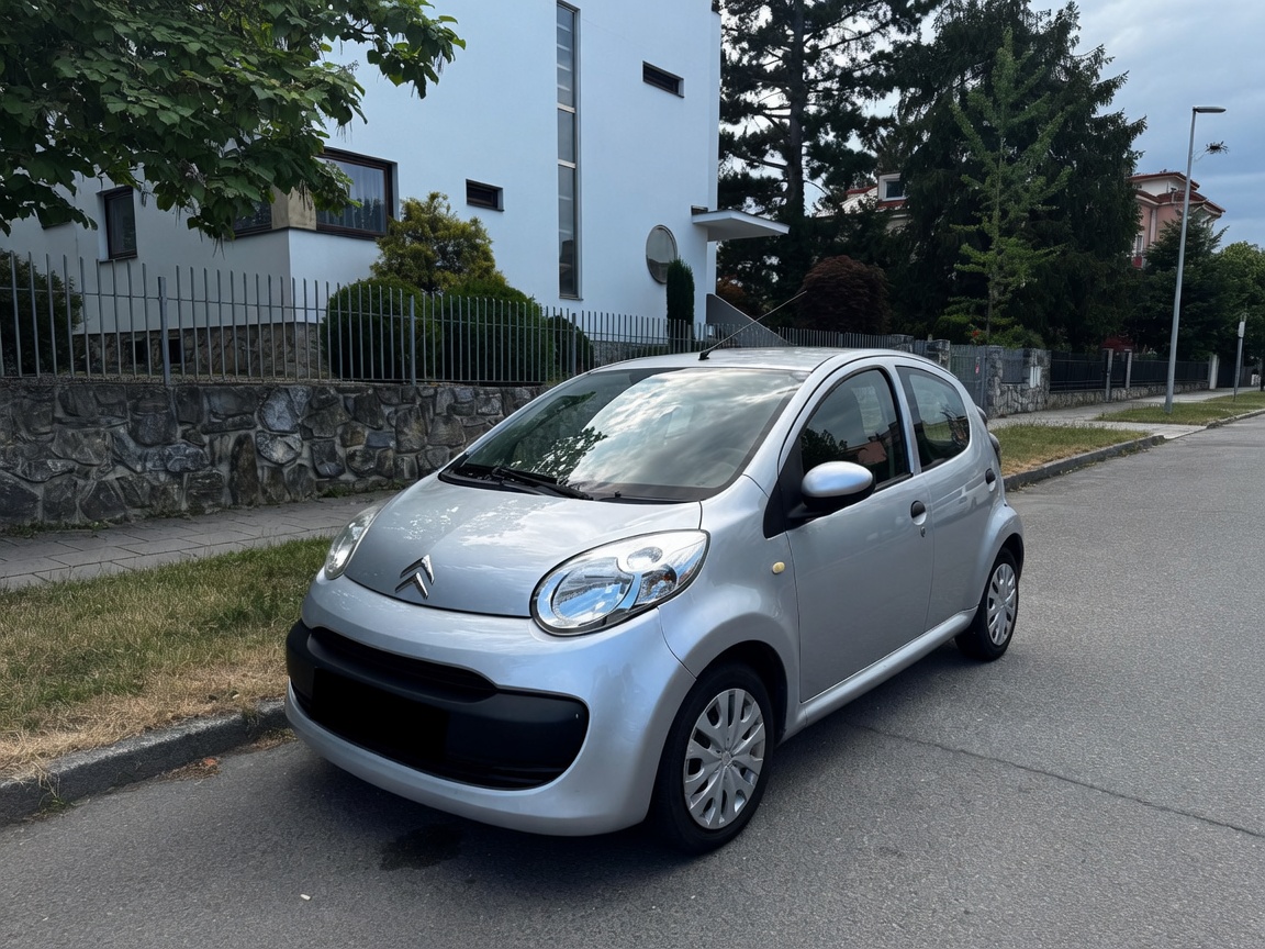 Citroën C1 stříbrná — předek